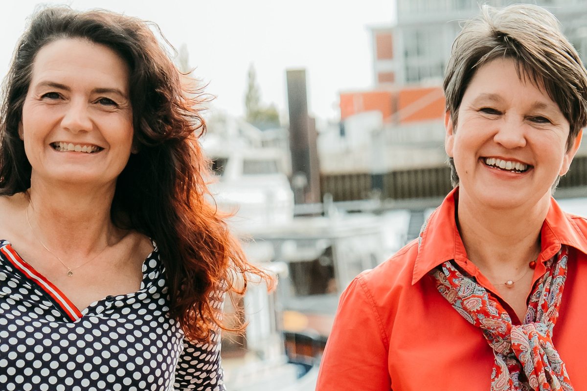 Annedore Kauffmann und Christiane Smidt, lachend an der Bremer Weser